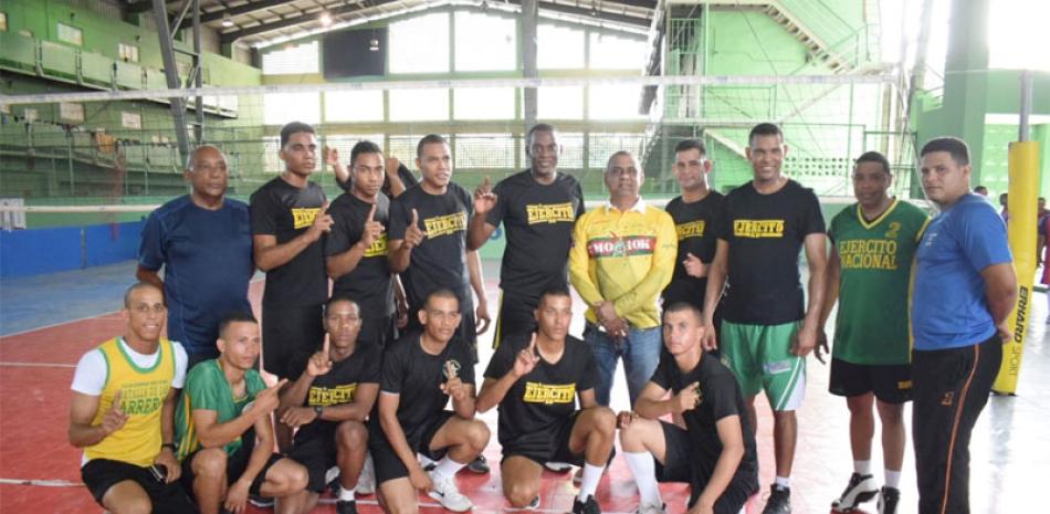 Integrantes del equipo de voleibol masculino del Ejército de la República Dominicana festeja el título de campeón.