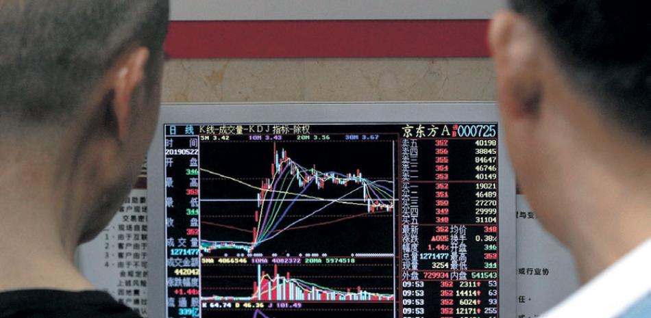 Inversionistas observan precios en la bolsa china. AP