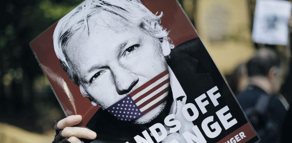 Manifestantes protestan frente a la corte donde presentaron a Julian Assange, el primero de mayo pasado. AP