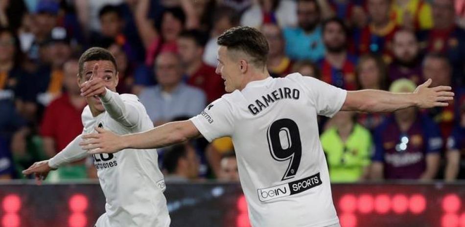 El delantero del Valencia CF, Rodrigo Moreno (i), celebra con su compañero el francés Kevin Gameiro, su gol marcado al FC Barcelona, segundo de su equipo, durante la final de la Copa del Rey.