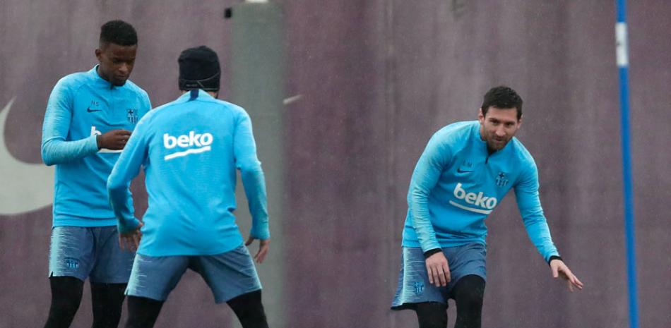 Lionel Messi, a la derecha, realiza entrenamientos para el Barcelona. AP