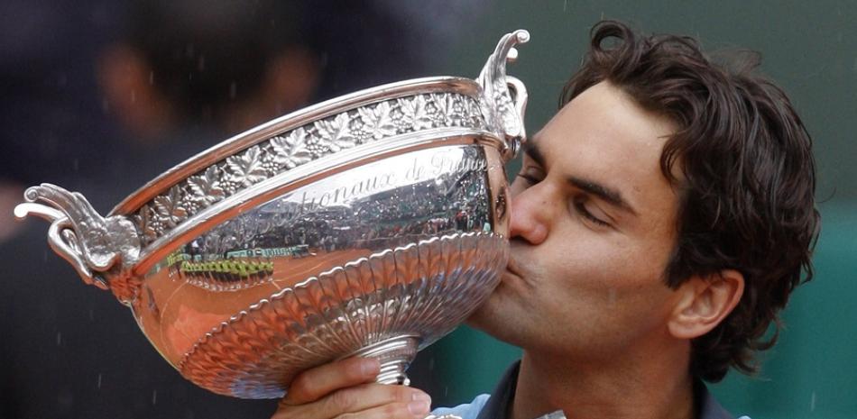 Roger Federer besa la copa conquistada el pasado año en el Abierto de Francia.