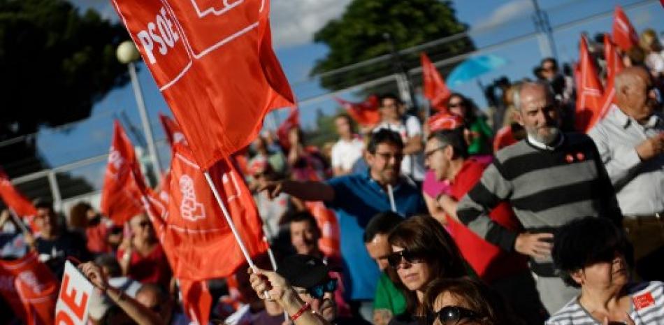 Partidarios del Partido Socialista Obrero Español (PSOE) esperan el inicio de un mitin de campaña en Madrid.