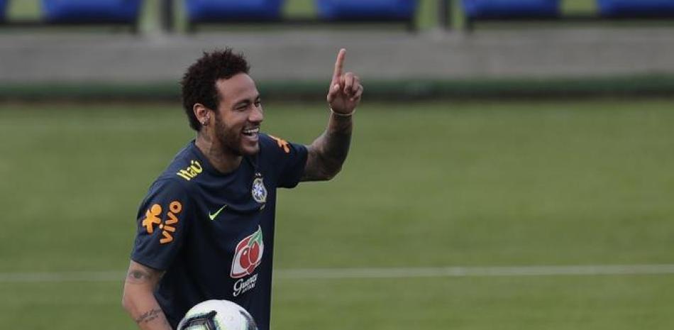 Neymar es todo felicidad en su primer día de práctica con la preselección de Brasil.