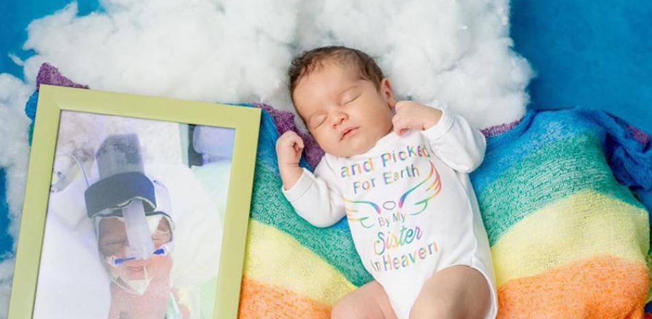En el marco se encuentra una foto de Luna durante sus primeros días de vida, a su lado Logan, un bebé arcoíris.