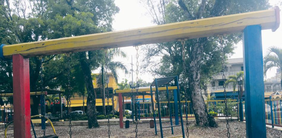 El parque central Ramón Matías Mella es uno de los espacios de Santo Domingo Norte en peor estado. LAURA ORTIZ.