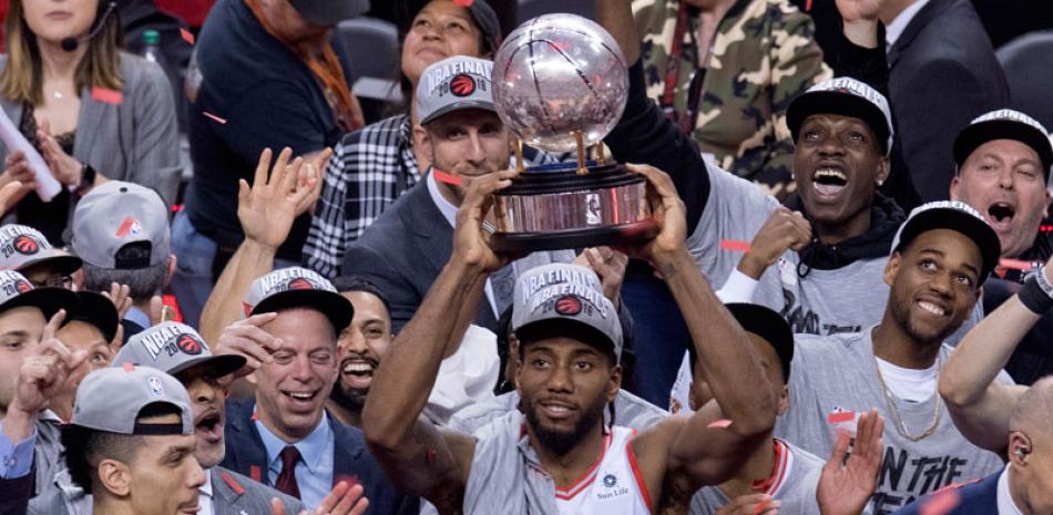 Kawhi Leonard, de los Raptors, eleva el trofeo de campeón de la Conferencia del Este. AP
