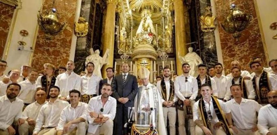 El entrenador del Valencia CF,Marcelino García Toral , junto a sus jugadores ofrece una reverencia a la Virgen de los Desamparados tras ganar la Copa del Rey. EFE