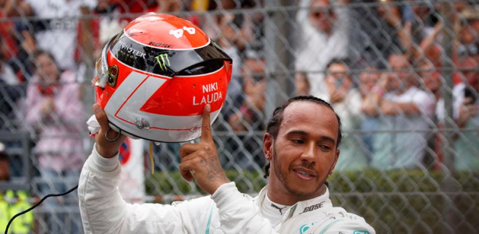 Lewis Hamilton, de Mercedes, muestra el nombre del legendario Niki Lauda, escrito en su casco. EFE