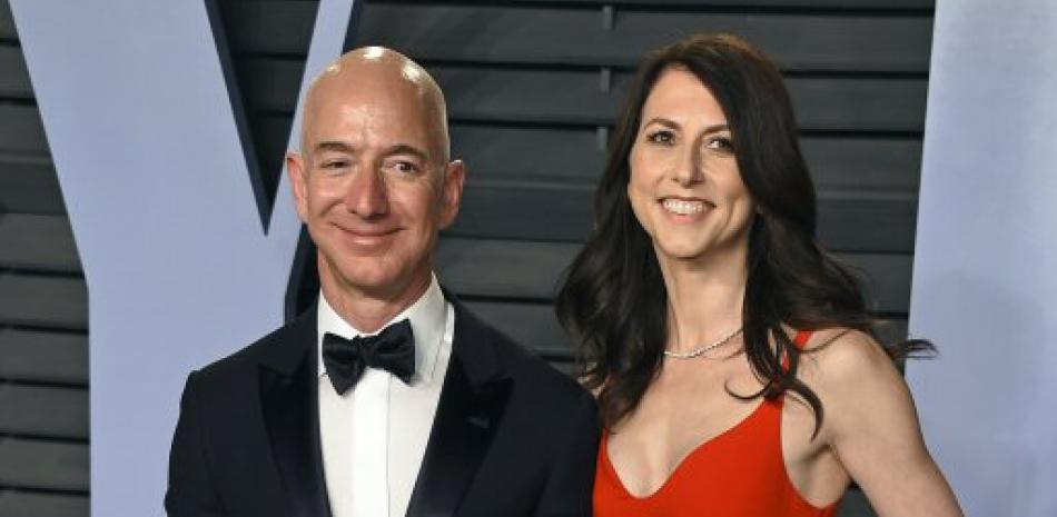 Jeff Bezos y MacKenzie Bezos. Foto AP.