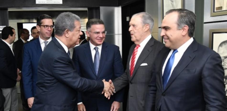 Fotografía tras el encuentro del expresidente Fernández con el Conep. Víctor Ramírez, Listín Diario.