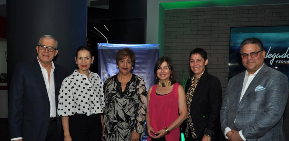Ángel Ricardo, María del Carmen Ossaye, Purísima de León, María Cordero, Carmen María Grullón y Raúl Risik.