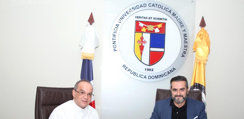 El padre doctor Alfredo de la Cruz Baldera, rector de la Madre y Maestra y el Sr. Albert Martínez, COO de Lantica Media.
