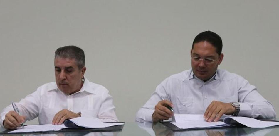 Andrés Fernández y Hazim Torres durante la firma. CORTESÍA DE ORGANIZADORES