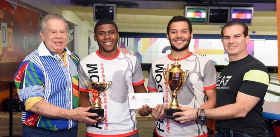 El inmortal Rolando Sebelén y Raffy Sebelén, premian a Gregory Morín jr. y Cristian Rosa, ganadores del primer lugar en el torneo de boliche.