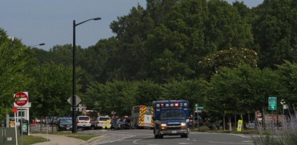 Los vehículos de emergencia responden cerca de la intersección de Princess Anne Road y Nimmo Parkway luego de un tiroteo en el Centro Municipal de Virginia Beach. Foto AP.