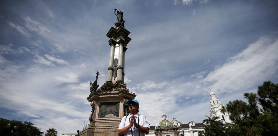 Fotografía del 28 de mayo del 2019, en Quito (Ecuador), donde se vé a Germán Fonseca quien explica la historia de la Plaza de la Independencia. EFE/José Jácome