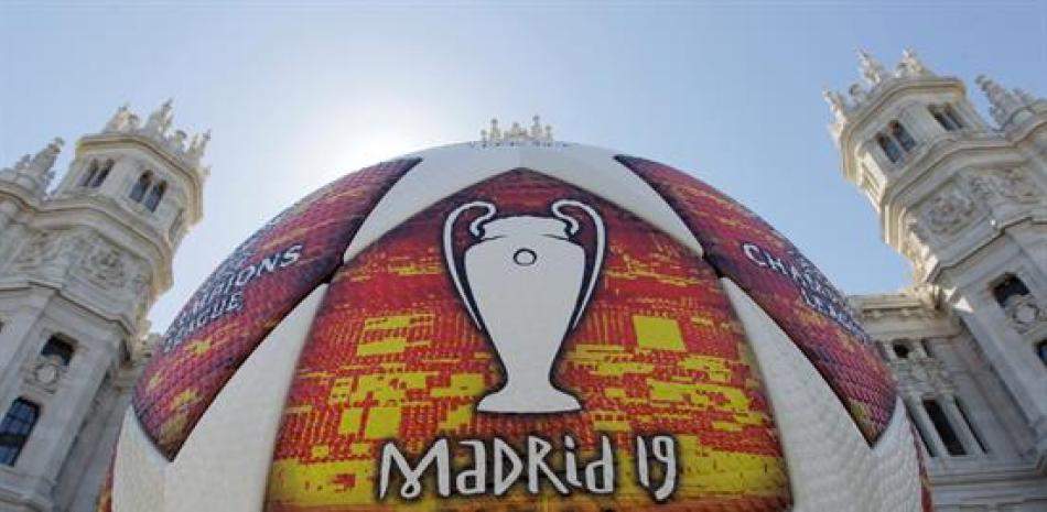 Vista de un balón publicitario de la Champions League en la Gran Vía, Madrid. EFE/Carlos Pérez.