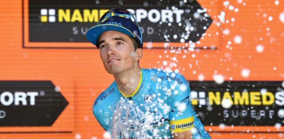 Pello Bilbao rocea champagne luegod e salir airoso en la etapa 18 del Giro de Italia.