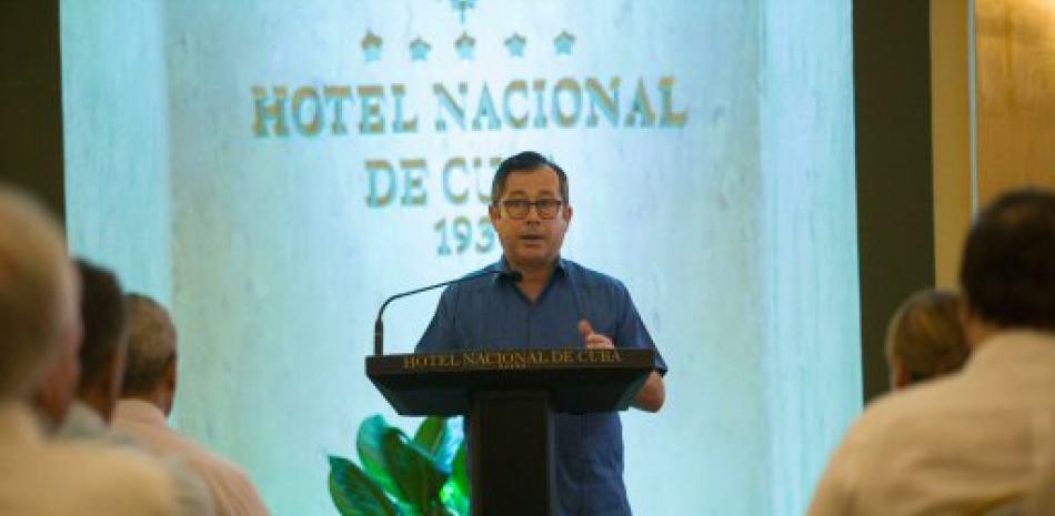El presidente de la Asociación de Empresarios Españoles en Cuba (AEEC), Xulio Fontecha, habla durante la reunión del Ministerio de Inversión Extranjera con empresarios y diplomáticos.