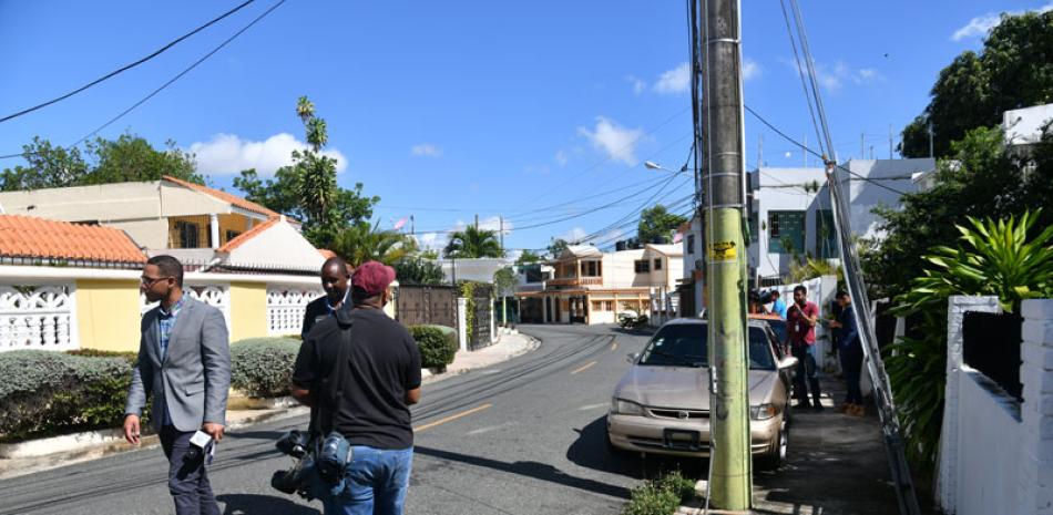 La calle Príncipe Negro del sector Alma Rosa Segundo, donde fue baleado el mayor de la Policía Domingo García, estaba solitaria y solo recibía a los periodistas.