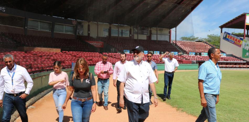 Yissell Infante, Vitelio Mejía inspeccionan el terreno de juego en el estadio Julián Javier.