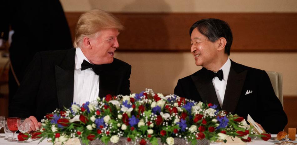 El presidente Donald Trump habla con el emperador japonés Naruhito durante un banquete estatal en el Palacio Imperial, en Tokio. (Foto AP / Evan Vucci, Archivo)