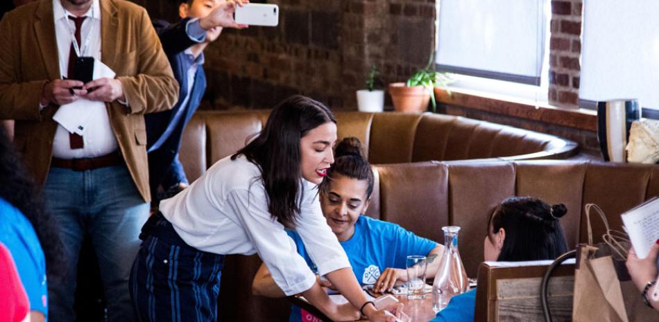 La congresista Alexandria Ocasio-Cortez sirve comida en el Queensboro Bar en Jackson Heights como un gesto para apoyar el salario mínimo de los camareros y camareras que también reciben propinas en Queens, Nueva York, EE. UU., 31 de mayo de 2019. (Estados Unidos, Alejandría, Nueva York) VIGARAY EFE / EPA / ALBA