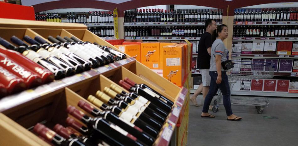 Botellas de vino de EE. UU. y otros países se encuentran en los estantes de un supermercado en Pekín, China, el 1 de junio de 2019. (Estados Unidos) EFE / EPA / WU HONG