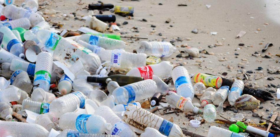 Alrededor de 13 millones de toneladas de plástico van a los océanos cada año.