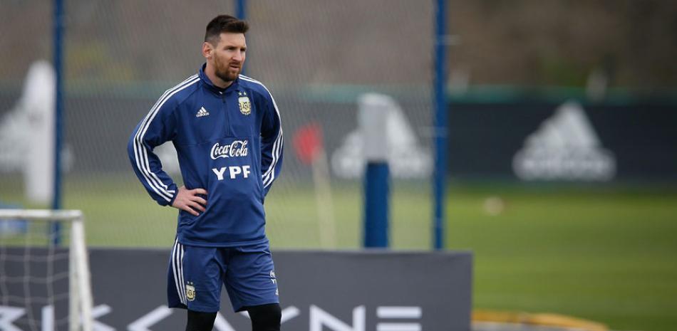 El jugador Lionel Messi participa durante un entrenamiento de la selección argentina de fútbol en los preparativos para la Copa América, que se disputara en el mes de junio en Brasil, en el predio del la AFA en Ezeiza, Buenos Aires (Argentina). EFE/JUAN IGNACIO RONCORON