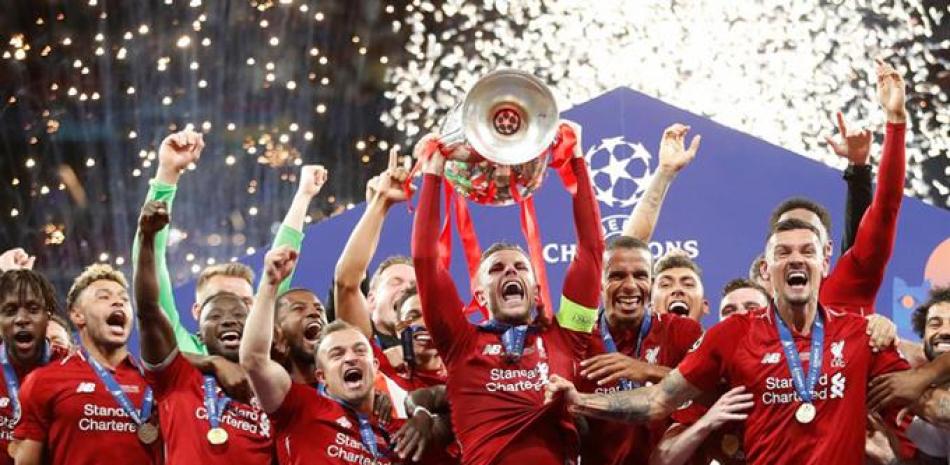 Jugadores del Liverpool celebran con el trofeo de campeón de la Champions League.