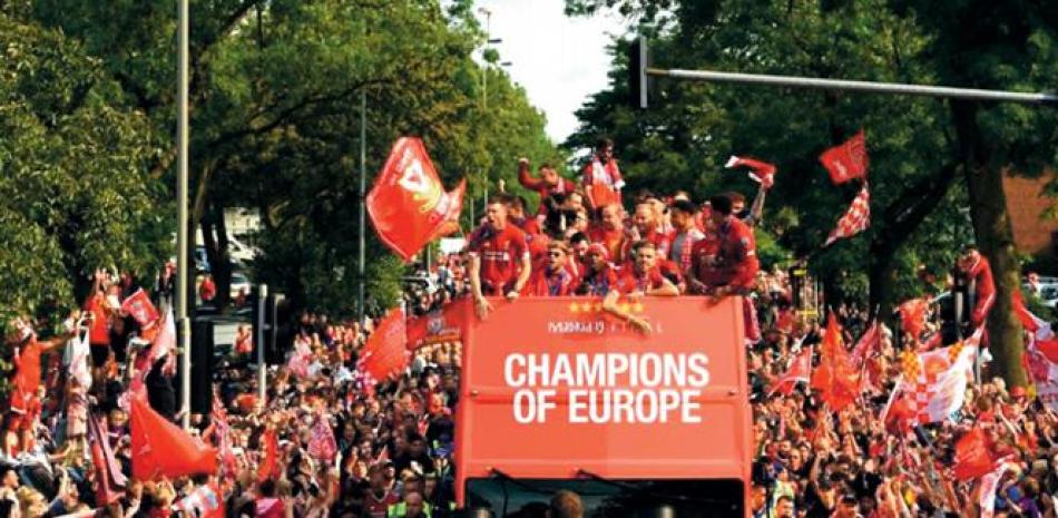 La ciudad de Liverpool dio un recimiento multitudinario a su equipo tras coronarse campeón de la Champions. AFP