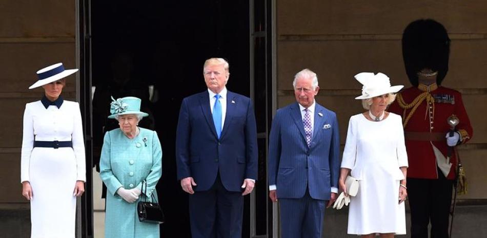 La reina Isabel II de Inglaterra (2i) recibe al presidente de los Estados Unidos, Donald Trump (3d), y a su mujer, Melania Trump (i), junto al príncipe Carlos (2d) y la duquesa Camilla de Cornualles (d) en el Palacio de Buckingham en Londres (Reino Unido).