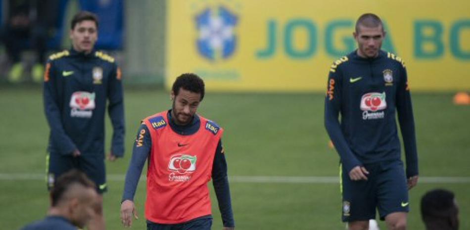 El jugador Neymar junto a algunos de sus compañeros durante entrenamiento. Foto AP.