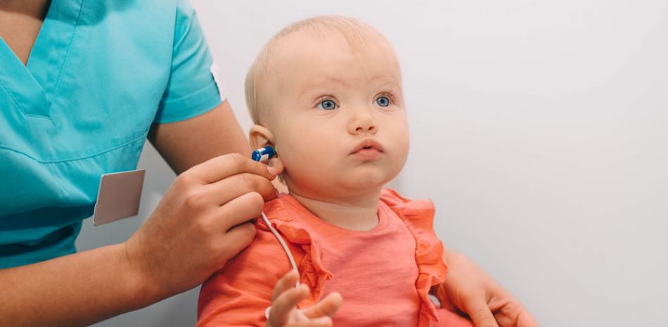 El screening auditivo infantil detecta la hipoacusia a edad temprana.