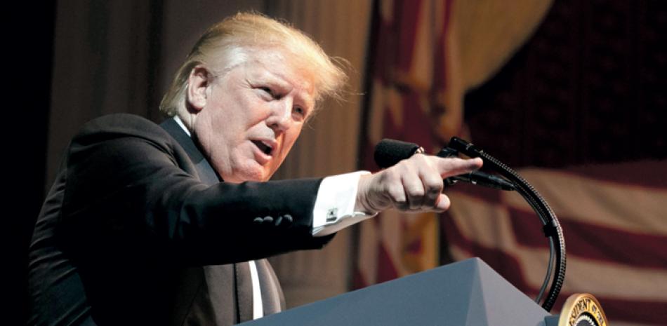 El presidente Donald Trump habla ayer en la Gala Anual del Teatro Ford, en Washington. AP