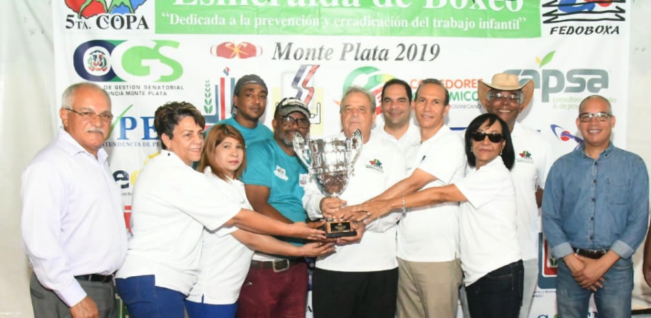Integrantes del equipo campeón reciben la copa de manos del ministro de Trabajo, Winston Santos.