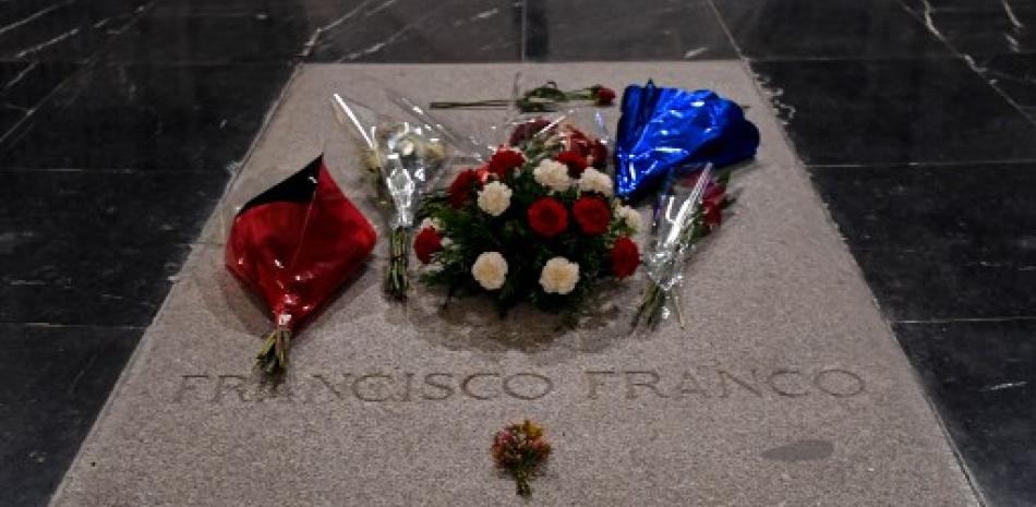 La tumba del general español Francisco Franco en San Lorenzo del Escorial, cerca de Madrid en el Valle de los Caidos.