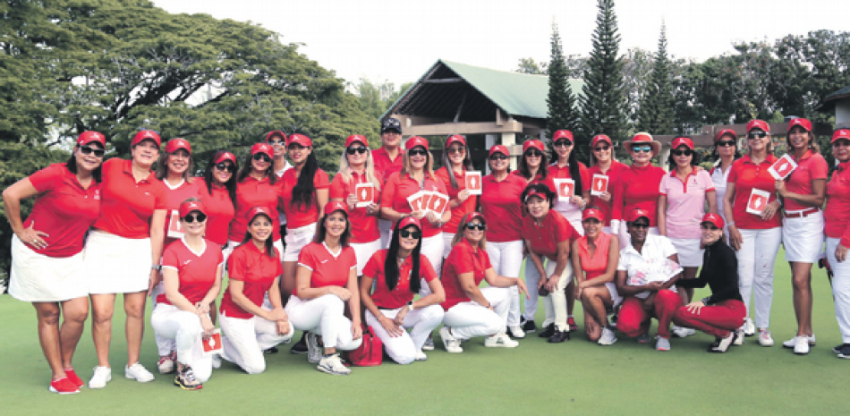 Grupo de jugadoras y novatas en la celebración del Dia Mundial del Golf Femenino en Cayacoa.