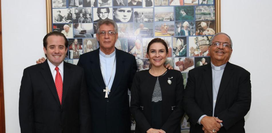José Paliza y Carolina Mejía visitan autoridades católicas.