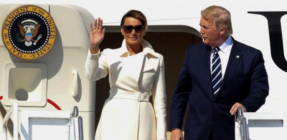 Donald y su esposa Melania Trump, al llegar a Reino Unido en una visita oficial. Fotografía de la agencia AFP.