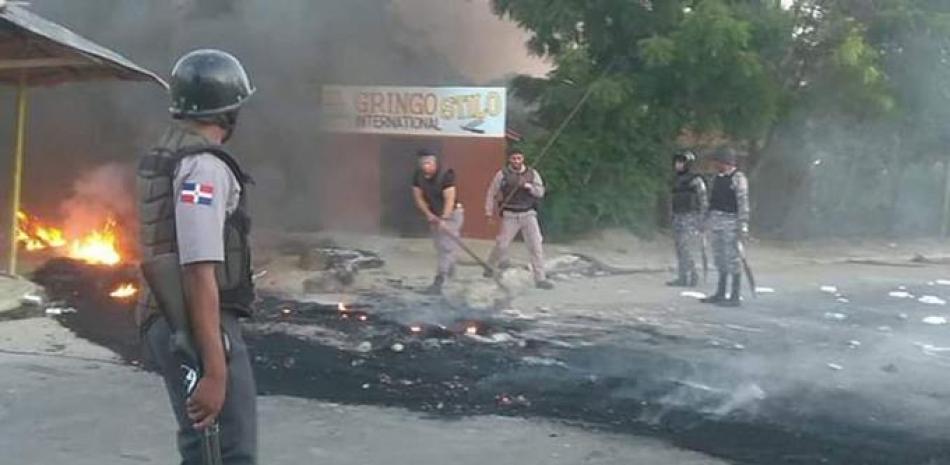 Agentes antimotines quitan escombros. /MINUTO A MINUTO.