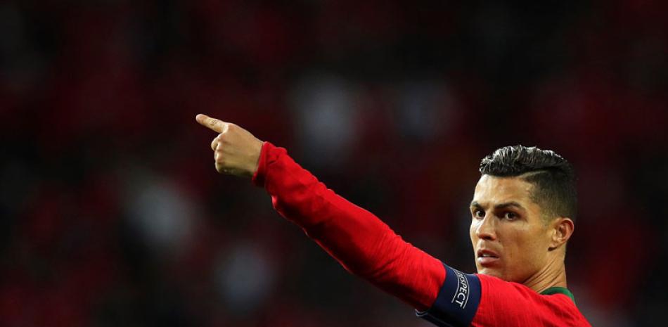 Cristiano Ronaldo de Portugal señala durante la semifinal de la Liga de Naciones de la UEFA entre Portugal y Suiza.