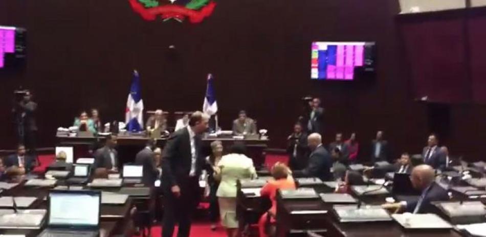 El diputado Henry Merán, seguidor de Leonel Fernández, y su colega Lucía Medina, hermana del jefe del Estado, escenificaron ayer un incidente verbal en pleno hemiciclo.