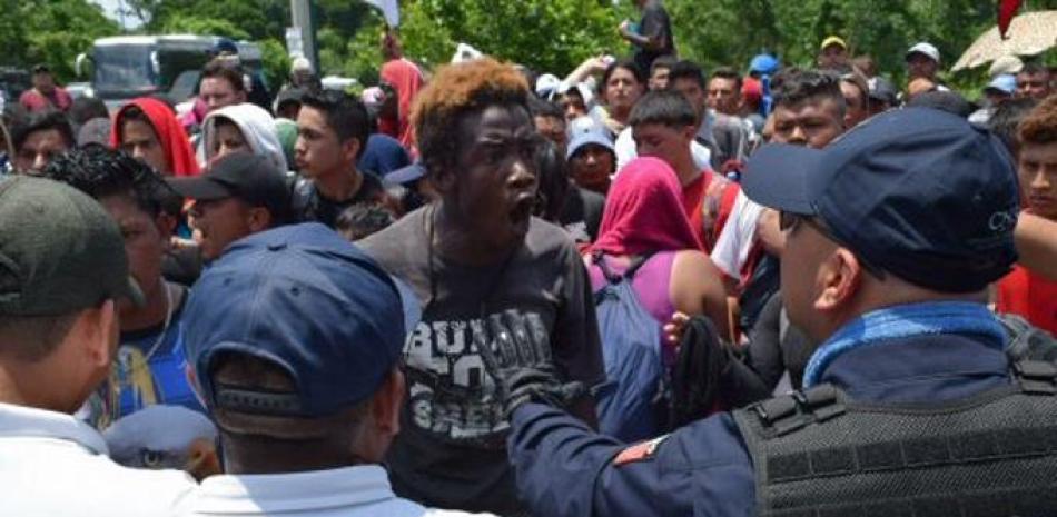 Elementos del Instituto Nacional de Migración (INAMI), y policías federales detienen a migrantes centroamericanos este miércoles, en la ciudad de Tapachula en el estado de Chiapas (México).