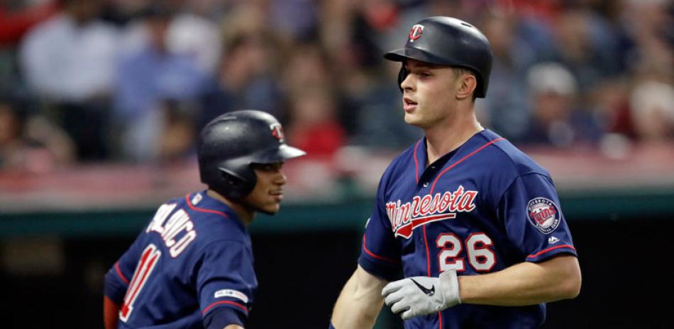 Max Kepler es felicitado por el dominicano Jorge Polanco luego de dispara el segundo de los tres vuelacercas que produjo anoche. AP