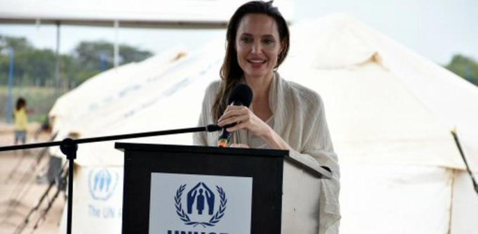 La actriz estadounidense Angelina Jolie, enviada especial de Acnur, ofrece declaraciones este sábado durante su visita a la ciudad fronteriza de Maicao (Colombia). J