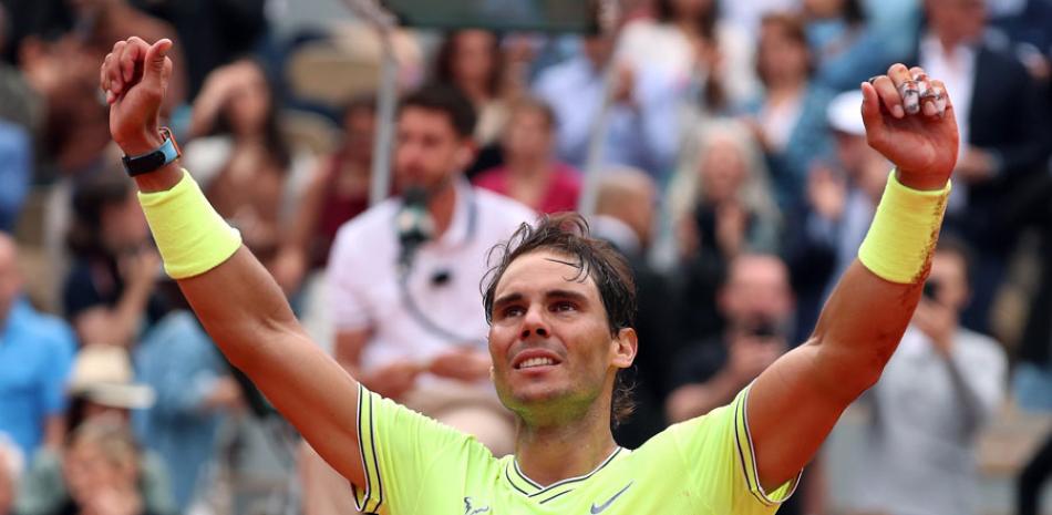 Rafael Nadal, de España, reacciona después de ganar el último partido de hombres contra Dominic Thiem, de Austria, durante el torneo de tenis Abierto de Francia en Roland Garros en París, Francia. EFE