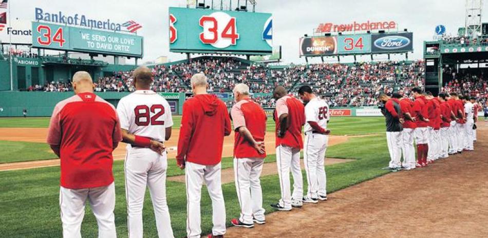 Jugadores de los Medias Rojas rindieron una oración de un minuto en honor a la recuperación de David Ortiz, previo al partido entre Boston y Texas. EFE / AFP